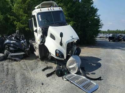 Freightliner Cascadia 125 Salvage Truck