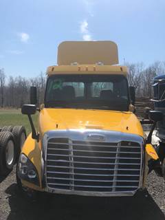 Freightliner Cascadia 125 Salvage Truck