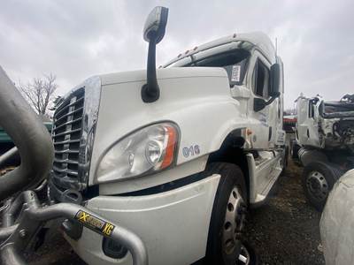 Freightliner Cascadia 125 Salvage Truck