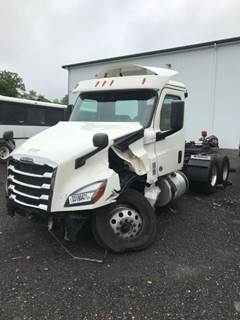 Freightliner Cascadia 126 Salvage Truck