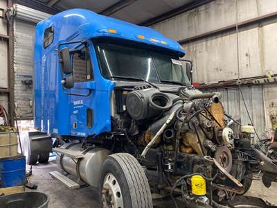 Freightliner Columbia 120 Salvage Truck
