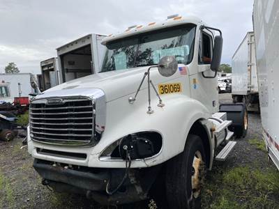 Freightliner Columbia 120 Salvage Truck