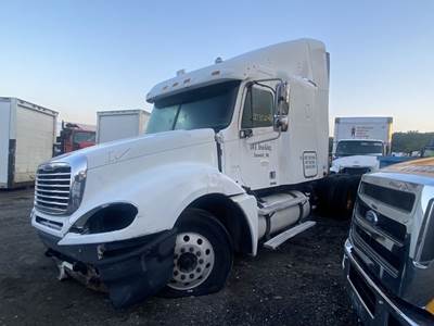 Freightliner Columbia 120 Salvage Truck