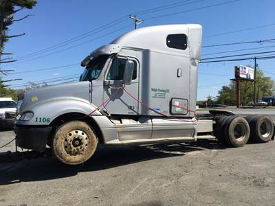 Freightliner Columbia 120 Salvage Truck