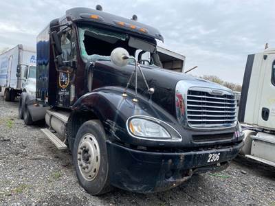 Freightliner Columbia 120 Salvage Truck