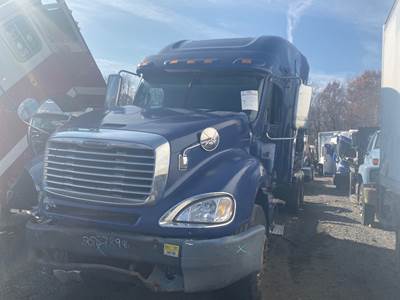 Freightliner Columbia 120 Salvage Truck