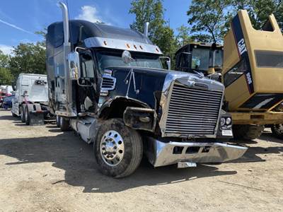Freightliner Coronado 122 Salvage Truck