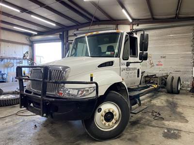 International 4300 Salvage Truck