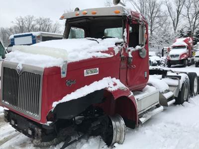 International 9200i Salvage Truck