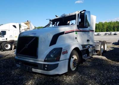 Volvo VNL Salvage Truck