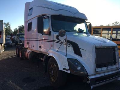 Volvo VNL Salvage Truck