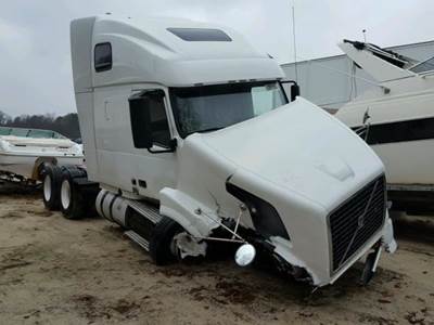 Volvo VNL Salvage Truck