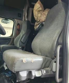 Freightliner Cascadia 125 Left Seat