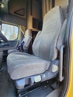 Freightliner Cascadia 125 Left Seat