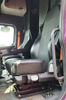 Freightliner Cascadia 126 Left Seat