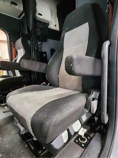 Freightliner Cascadia 126 Left Seat
