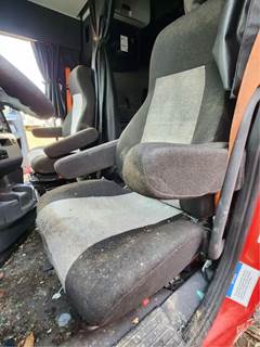 Freightliner Cascadia 126 Left Seat