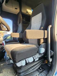 Freightliner Cascadia 126 Left Seat