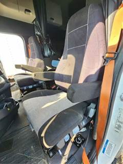 Freightliner Cascadia 126 Left Seat
