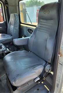 Mack Pinnacle CHU613 Left Seat for a 2017 Mack CHU613