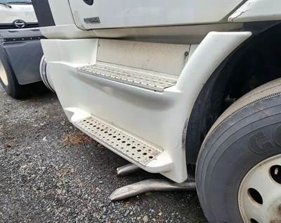 Freightliner Cascadia 113 Right Fairing