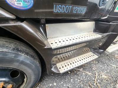 Freightliner Cascadia 113 Left Fairing