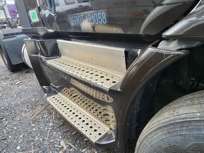 Freightliner Cascadia 113 Right Fairing