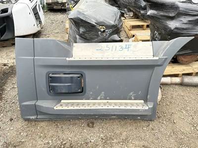 Freightliner Cascadia 116 Right Fairing for a 2021 Freightliner Cascadia 116 Day Cab