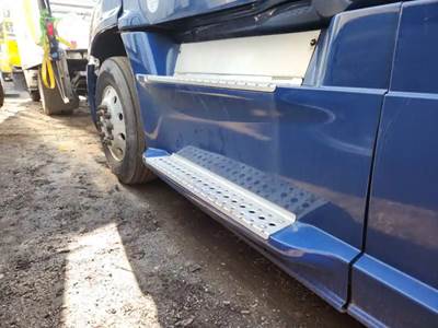 Freightliner Cascadia 125 Left Fairing