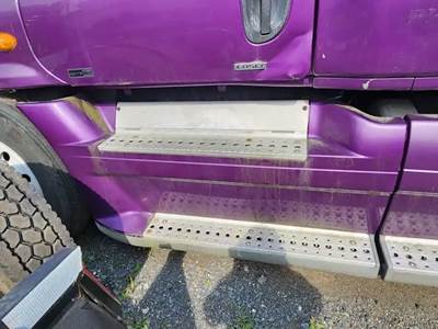 Freightliner Cascadia 125 Left Fairing