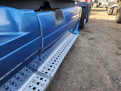 Freightliner Cascadia 125 Left Fairing