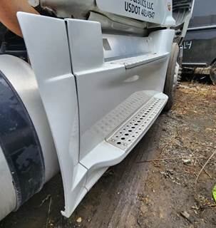 Freightliner Cascadia 125 Right Fairing