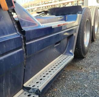 Freightliner Columbia 120 Left Fairing