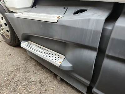 International LT625 Left Fairing