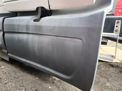 International LT625 Left Fairing