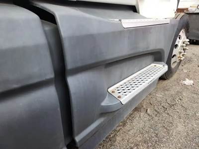 International LT625 Right Fairing