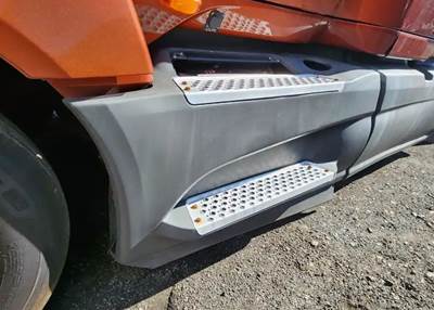 International LT625 Left Fairing