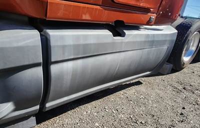 International LT625 Left Fairing