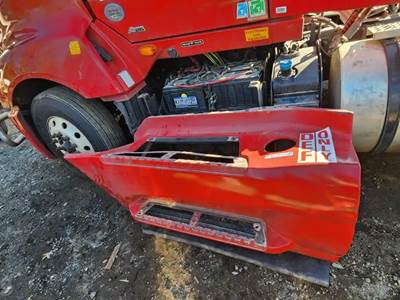 International LT625 Left Fairing