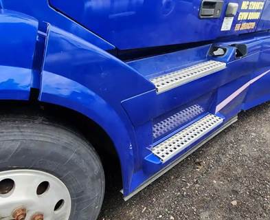 Volvo VNL Left Fairing