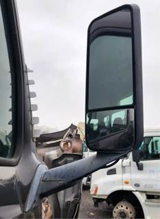 Freightliner Cascadia 116 Right Side View Mirror for a 2019 Freightliner Cascadia 116 Day Cab