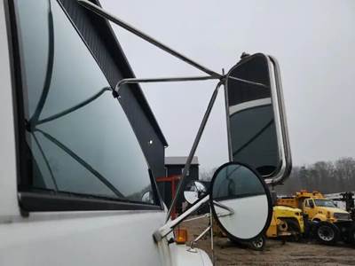 GMC TopKick C7000 Right Side View Mirror for a 1991 GMC C7000 Topkick