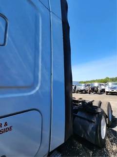 Freightliner Cascadia 125 Left Sleeper Fairing