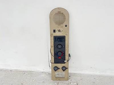 Used 2013 Volvo VNL Sleeper Controls, Radio and Temperature/Climate Control