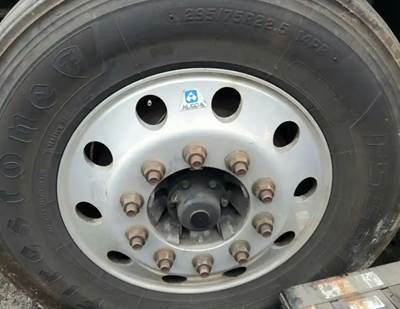 Freightliner Cascadia 125 Left Spindle