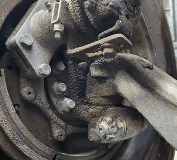 International LT625 Right Spindle