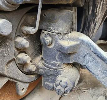 International LT625 Right Spindle