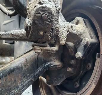 International LT625 Left Spindle