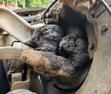 Mack Pinnacle CHU613 Left Spindle for a 2016 Mack CHU613