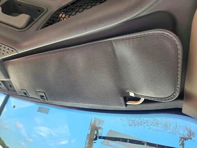 Freightliner Cascadia 125 Sun Visor